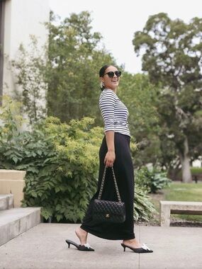ISO of Dainty Jewells Chic & Simple Skirt in size Med or Large.